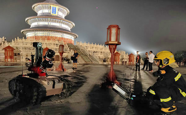 中信重工智能機(jī)器人進(jìn)行消防演練